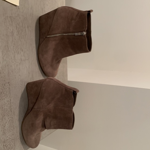 Gorgeous BCBG Generation Suede Booties 9.5 heeled boots - Picture 5 of 9